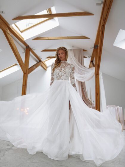 Лунар - Сониа Солей Лунар 1 Сониа Солей <p style="text-align: justify;">Свадебное платье А-силуэта с разрезом в юбке и закрытым корсетом — это воплощение романтической элегантности. Основной материал, органза и кружево, придают наряду легкость и воздушность, а изысканные детали делают его уникальным. Разрез в юбке добавляет нотку игривости и подчёркивает ноги, делая образ более динамичным. Закрытый корсет эффектно поддерживает и подчеркивает линию талии, создавая воздушный и одновременно строгий силуэт. </p>
<iframe src="https://www.youtube.com/embed/ND8I-hzzSLk" width="auto" height="600" frameborder="0" allowfullscreen="allowfullscreen"></iframe>