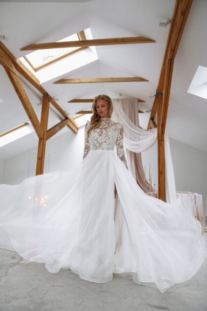 Лунар - Сониа Солей Лунар 1 Сониа Солей <p style="text-align: justify;">Свадебное платье А-силуэта с разрезом в юбке и закрытым корсетом — это воплощение романтической элегантности. Основной материал, органза и кружево, придают наряду легкость и воздушность, а изысканные детали делают его уникальным. Разрез в юбке добавляет нотку игривости и подчёркивает ноги, делая образ более динамичным. Закрытый корсет эффектно поддерживает и подчеркивает линию талии, создавая воздушный и одновременно строгий силуэт. </p>
<iframe src="https://www.youtube.com/embed/ND8I-hzzSLk" width="auto" height="600" frameborder="0" allowfullscreen="allowfullscreen"></iframe>