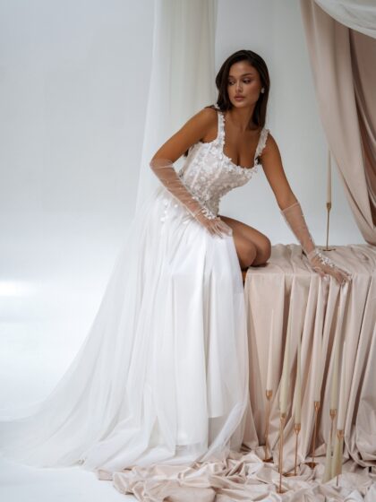 Шиатис - Сониа Солей Шиатис 1 Сониа Солей <p style="text-align: justify;">Свадебное платье А-силуэта с открытой спинкой — это великолепный выбор для невесты, стремящейся к романтичному и элегантному образу. Изготовленное из нежного кружева и легкого фатина, платье очаровывает утонченной текстурой и изысканными деталями, а открытая спинка добавляет смелости и сексуальности. Дополненное прозрачными перчатками и фатой (продаются отдельно), оно станет идеальным акцентом на вашем свадебном торжестве, позволяя вам ощущать себя настоящей королевой в день важного события.</p>
<iframe src="https://www.youtube.com/embed/EmIo9dVUYSk" width="auto" height="600" frameborder="0" allowfullscreen="allowfullscreen"></iframe>