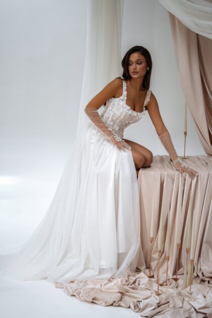 Шиатис 1 Сониа Солей <p style="text-align: justify;">Свадебное платье А-силуэта с открытой спинкой — это великолепный выбор для невесты, стремящейся к романтичному и элегантному образу. Изготовленное из нежного кружева и легкого фатина, платье очаровывает утонченной текстурой и изысканными деталями, а открытая спинка добавляет смелости и сексуальности. Дополненное прозрачными перчатками и фатой (продаются отдельно), оно станет идеальным акцентом на вашем свадебном торжестве, позволяя вам ощущать себя настоящей королевой в день важного события.</p>
<iframe src="https://www.youtube.com/embed/EmIo9dVUYSk" width="auto" height="600" frameborder="0" allowfullscreen="allowfullscreen"></iframe>