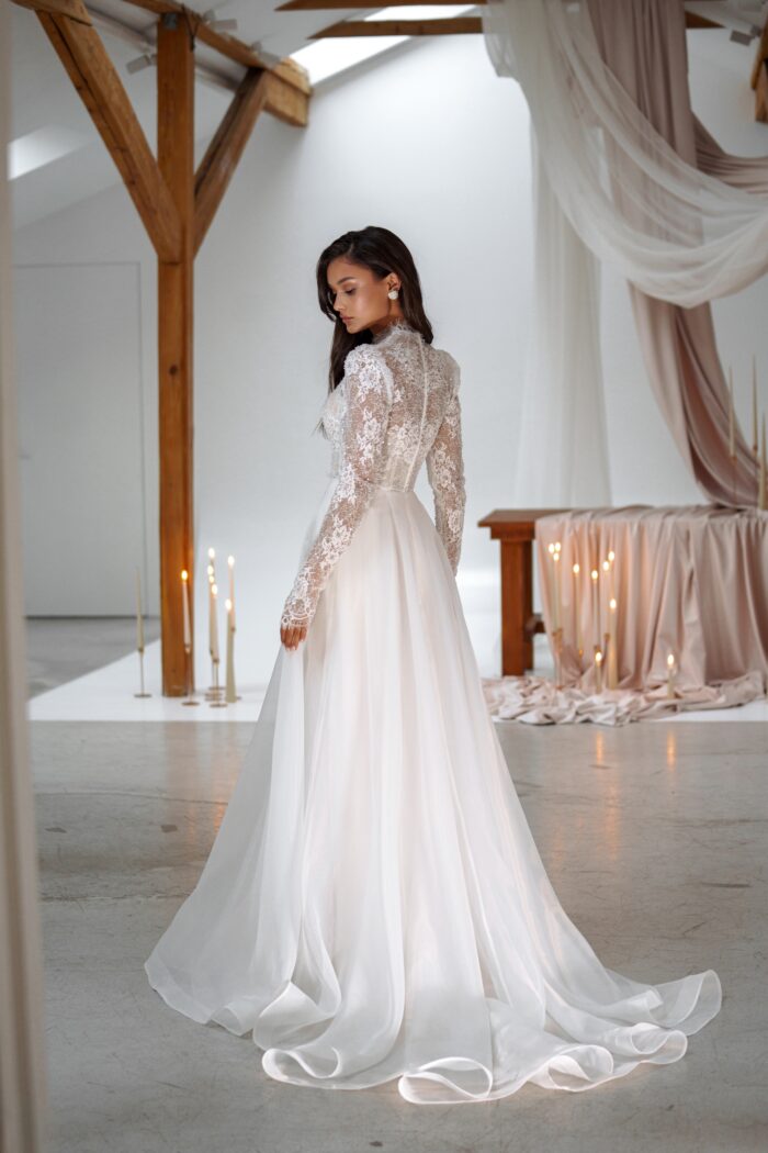 Сильвана 2 Сониа Солей <p style="text-align: justify;">Свадебное платье А-силуэта с полупрозрачным корсетом и бантиком на талии — это нежный и романтичный вариант для невесты. Изготовленное из органзы и кружева, платье идеально подчеркивает фигуру, создавая эффект воздушности и элегантности. Бантик на талии добавляет игривости и очарования, делая образ завершенным и стильным. Это платье станет великолепным выбором для вашего свадебного дня!</p>
<iframe src="https://www.youtube.com/embed/jcFWTej_rII" width="auto" height="600" frameborder="0" allowfullscreen="allowfullscreen"></iframe>