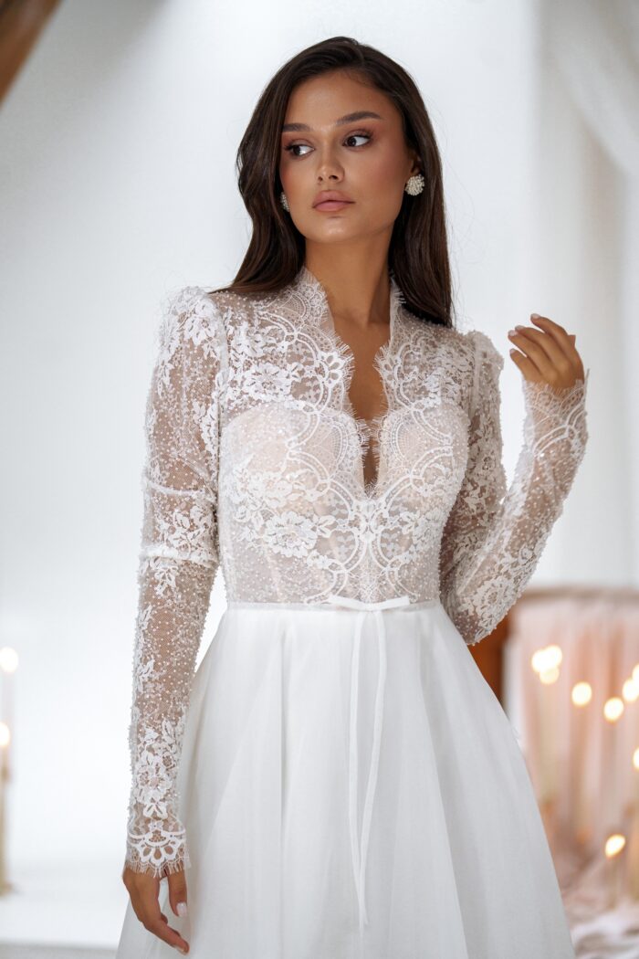 Сильвана 1 Сониа Солей <p style="text-align: justify;">Свадебное платье А-силуэта с полупрозрачным корсетом и бантиком на талии — это нежный и романтичный вариант для невесты. Изготовленное из органзы и кружева, платье идеально подчеркивает фигуру, создавая эффект воздушности и элегантности. Бантик на талии добавляет игривости и очарования, делая образ завершенным и стильным. Это платье станет великолепным выбором для вашего свадебного дня!</p>
<iframe src="https://www.youtube.com/embed/jcFWTej_rII" width="auto" height="600" frameborder="0" allowfullscreen="allowfullscreen"></iframe>