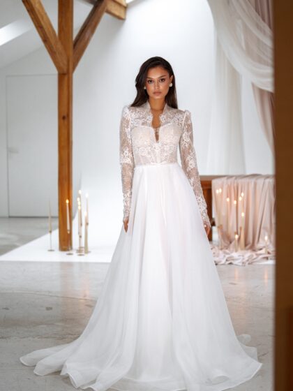 Сильвана - Сониа Солей Сильвана 1 Сониа Солей <p style="text-align: justify;">Свадебное платье А-силуэта с полупрозрачным корсетом и бантиком на талии — это нежный и романтичный вариант для невесты. Изготовленное из органзы и кружева, платье идеально подчеркивает фигуру, создавая эффект воздушности и элегантности. Бантик на талии добавляет игривости и очарования, делая образ завершенным и стильным. Это платье станет великолепным выбором для вашего свадебного дня!</p>
<iframe src="https://www.youtube.com/embed/jcFWTej_rII" width="auto" height="600" frameborder="0" allowfullscreen="allowfullscreen"></iframe>