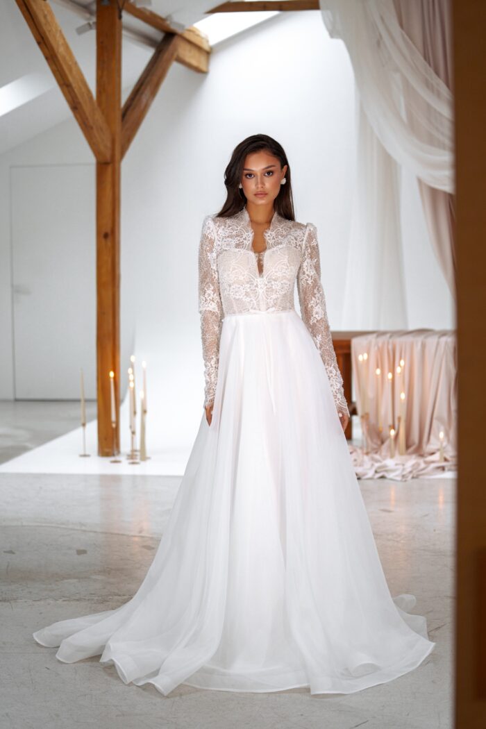 Сильвана 1 Сониа Солей <p style="text-align: justify;">Свадебное платье А-силуэта с полупрозрачным корсетом и бантиком на талии — это нежный и романтичный вариант для невесты. Изготовленное из органзы и кружева, платье идеально подчеркивает фигуру, создавая эффект воздушности и элегантности. Бантик на талии добавляет игривости и очарования, делая образ завершенным и стильным. Это платье станет великолепным выбором для вашего свадебного дня!</p>
<iframe src="https://www.youtube.com/embed/jcFWTej_rII" width="auto" height="600" frameborder="0" allowfullscreen="allowfullscreen"></iframe>