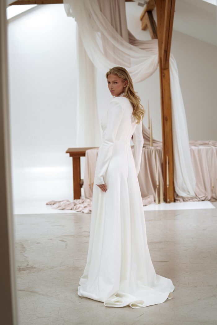 Сорби - Сониа Солей Сорби 2 Сониа Солей <p style="text-align: justify;">Прямое свадебное платье с V-образным вырезом — это современный и элегантный выбор для невесты. Изготовленное из качественного крепа, оно обеспечивает комфорт и идеально сидит по фигуре. V-образный вырез добавляет нотку изысканности и подчеркивает декольте, создавая стильный и утонченный образ.</p>
<iframe src="https://www.youtube.com/embed/hEhwWIIuitY" width="auto" height="600" frameborder="0" allowfullscreen="allowfullscreen"></iframe>