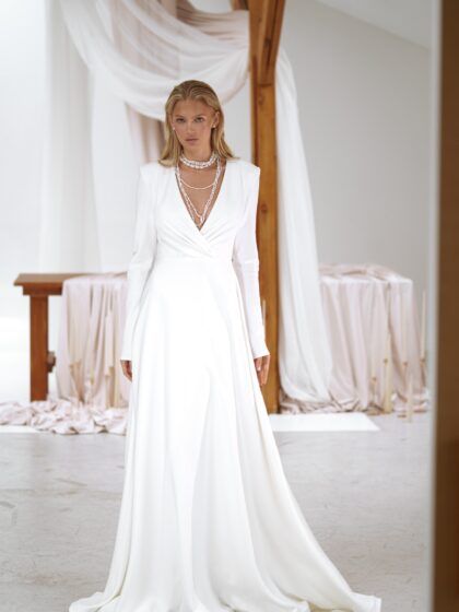 Сиорби - Сониа Солей Сиорби 1 Сониа Солей <p style="text-align: justify;">Прямое свадебное платье с V-образным вырезом — это современный и элегантный выбор для невесты. Изготовленное из качественного крепа, оно обеспечивает комфорт и идеально сидит по фигуре. V-образный вырез добавляет нотку изысканности и подчеркивает декольте, создавая стильный и утонченный образ.</p>
<iframe src="https://www.youtube.com/embed/hEhwWIIuitY" width="auto" height="600" frameborder="0" allowfullscreen="allowfullscreen"></iframe>