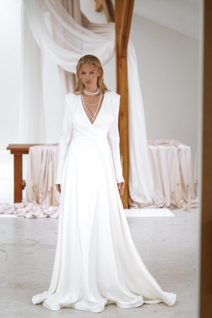 Сорби - Сониа Солей Сорби 1 Сониа Солей <p style="text-align: justify;">Прямое свадебное платье с V-образным вырезом — это современный и элегантный выбор для невесты. Изготовленное из качественного крепа, оно обеспечивает комфорт и идеально сидит по фигуре. V-образный вырез добавляет нотку изысканности и подчеркивает декольте, создавая стильный и утонченный образ.</p>
<iframe src="https://www.youtube.com/embed/hEhwWIIuitY" width="auto" height="600" frameborder="0" allowfullscreen="allowfullscreen"></iframe>