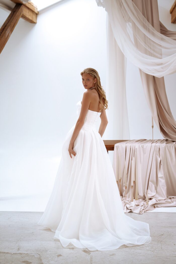 Соул - Сониа Солей Соул 3 Сониа Солей <p style="text-align: justify;">Свадебное платье А-силуэта с драпировками и разрезом в юбке — это яркий и романтичный выбор для невесты. Изготовленное из легкой органзы, оно создает эффект воздушности и изящества. Драпировки придают платью стильный объем, а разрез в юбке добавляет нотку смелости и индивидуальности. Этот наряд подчеркнет вашу красоту и сделает свадебный день незабываемым!</p>
<iframe src="https://www.youtube.com/embed/8sQlX9XzF5Y" width="auto" height="600" frameborder="0" allowfullscreen="allowfullscreen"></iframe>