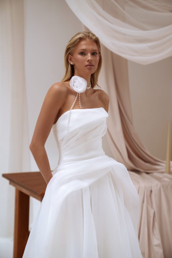 Соул - Сониа Солей Соул 2 Сониа Солей <p style="text-align: justify;">Свадебное платье А-силуэта с драпировками и разрезом в юбке — это яркий и романтичный выбор для невесты. Изготовленное из легкой органзы, оно создает эффект воздушности и изящества. Драпировки придают платью стильный объем, а разрез в юбке добавляет нотку смелости и индивидуальности. Этот наряд подчеркнет вашу красоту и сделает свадебный день незабываемым!</p>
<iframe src="https://www.youtube.com/embed/8sQlX9XzF5Y" width="auto" height="600" frameborder="0" allowfullscreen="allowfullscreen"></iframe>