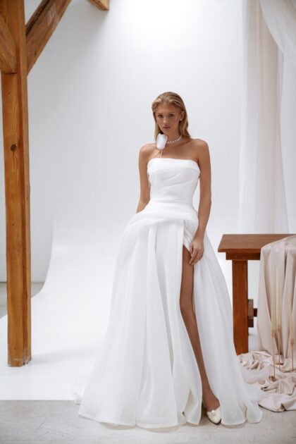 Соул - Сониа Солей Соул 1 Сониа Солей <p style="text-align: justify;">Свадебное платье А-силуэта с драпировками и разрезом в юбке — это яркий и романтичный выбор для невесты. Изготовленное из легкой органзы, оно создает эффект воздушности и изящества. Драпировки придают платью стильный объем, а разрез в юбке добавляет нотку смелости и индивидуальности. Этот наряд подчеркнет вашу красоту и сделает свадебный день незабываемым!</p>
<iframe src="https://www.youtube.com/embed/8sQlX9XzF5Y" width="auto" height="600" frameborder="0" allowfullscreen="allowfullscreen"></iframe>