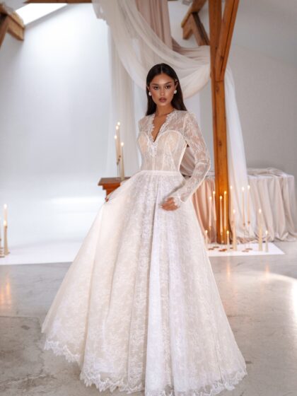 Стильба - Сониа Солей Стильба 1 Сониа Солей <p style="text-align: justify;">Свадебное платье А-силуэта с V-образным вырезом и закрытой спинкой — это идеальный выбор для романтичной и утонченной невесты. Изготовленное из изысканного кружева, оно привлекает внимание своей элегантностью и женственностью. V-образный вырез создает эффект длины и подчеркивает линию декольте, в то время как закрытая спинка добавляет нотку строгости и шарма. Это платье станет выразительным акцентом вашего свадебного образа, сочетая в себе классические элементы и современные детали.</p>
<iframe src="https://www.youtube.com/embed/otGpOYFH320" width="auto" height="600" frameborder="0" allowfullscreen="allowfullscreen"></iframe>