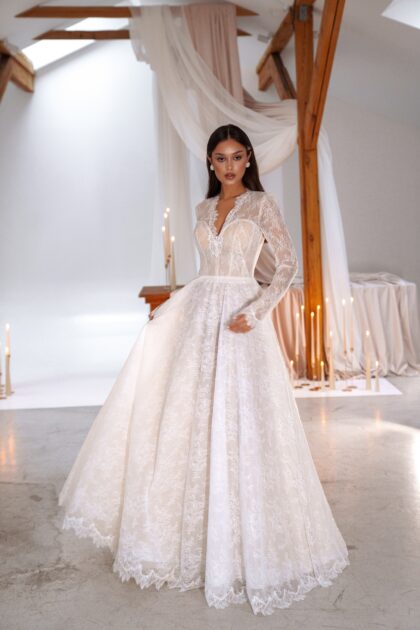 Стильба 1 Сониа Солей <p style="text-align: justify;">Свадебное платье А-силуэта с V-образным вырезом и закрытой спинкой — это идеальный выбор для романтичной и утонченной невесты. Изготовленное из изысканного кружева, оно привлекает внимание своей элегантностью и женственностью. V-образный вырез создает эффект длины и подчеркивает линию декольте, в то время как закрытая спинка добавляет нотку строгости и шарма. Это платье станет выразительным акцентом вашего свадебного образа, сочетая в себе классические элементы и современные детали.</p>
<iframe src="https://www.youtube.com/embed/otGpOYFH320" width="auto" height="600" frameborder="0" allowfullscreen="allowfullscreen"></iframe>