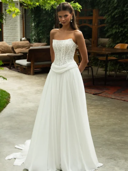 Аделла 1 Сонеста <p style="text-align: justify;">Элегантное свадебное платье А‑силуэта из нежного кружева и благородного шёлка. Корсет украшен изысканной вышивкой, а пояс с драпировками подчёркивает талию и добавляет образу утончённости. Лёгкий силуэт и гармоничное сочетание материалов создают романтичный и торжественный акцент.</p>
<iframe src="https://www.youtube.com/embed/lk3nPKOWEu0" width="auto" height="600" frameborder="0" allowfullscreen="allowfullscreen"></iframe>