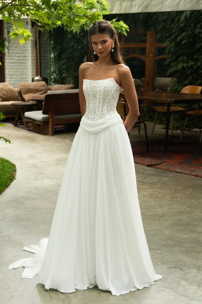 Аделла 1 Сонеста <p style="text-align: justify;">Элегантное свадебное платье А‑силуэта из нежного кружева и благородного шёлка. Корсет украшен изысканной вышивкой, а пояс с драпировками подчёркивает талию и добавляет образу утончённости. Лёгкий силуэт и гармоничное сочетание материалов создают романтичный и торжественный акцент.</p>
<iframe src="https://www.youtube.com/embed/lk3nPKOWEu0" width="auto" height="600" frameborder="0" allowfullscreen="allowfullscreen"></iframe>