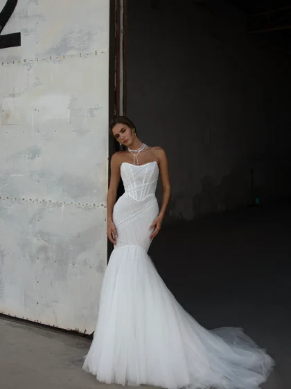 Айка 1 Наталья Романова <p style="text-align: justify;">Изысканное свадебное платье облегающего силуэта из воздушного фатина, украшенное изящными нитями жемчуга. Лаконичный крой подчёркивает фигуру, а жемчужные акценты добавляют образу утончённости и романтичного сияния.</p>
<iframe src="https://www.youtube.com/embed/eLLcO-26yc0" width="auto" height="600" frameborder="0" allowfullscreen="allowfullscreen"></iframe>