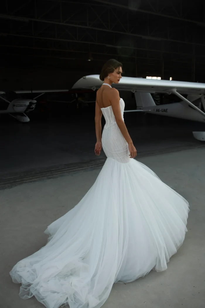 Айка 3 Наталья Романова <p style="text-align: justify;">Изысканное свадебное платье облегающего силуэта из воздушного фатина, украшенное изящными нитями жемчуга. Лаконичный крой подчёркивает фигуру, а жемчужные акценты добавляют образу утончённости и романтичного сияния.</p>
<iframe src="https://www.youtube.com/embed/eLLcO-26yc0" width="auto" height="600" frameborder="0" allowfullscreen="allowfullscreen"></iframe>