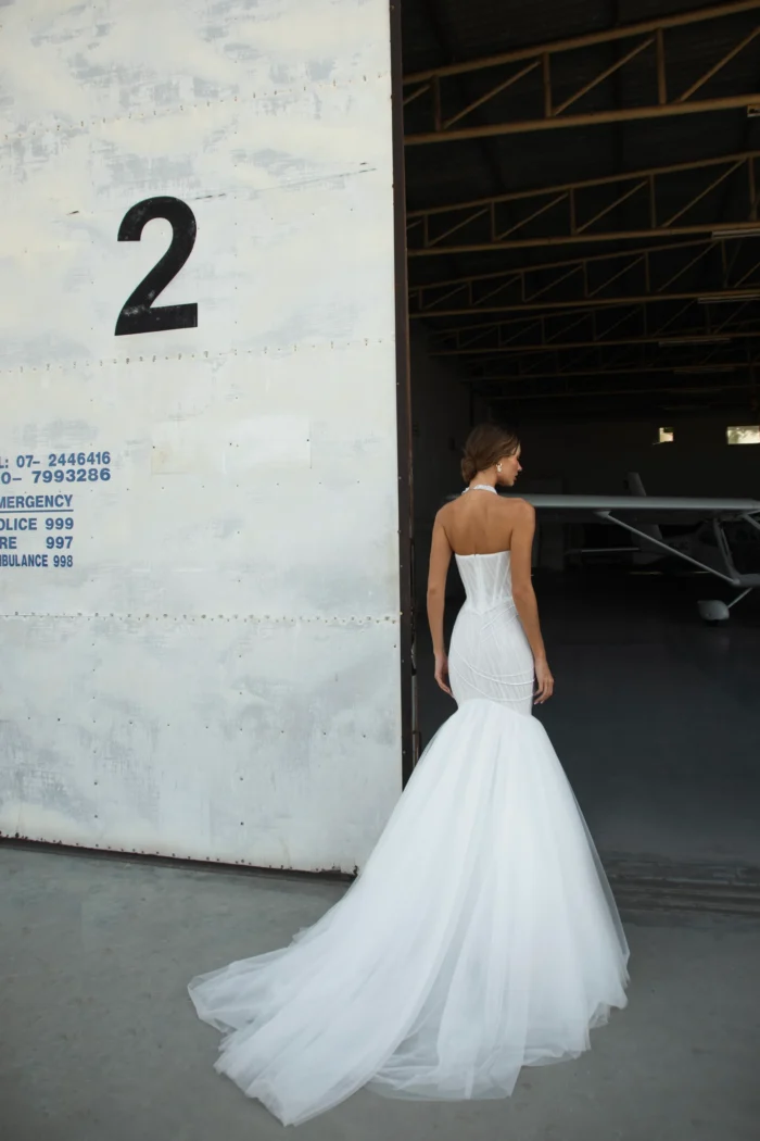 Айка 5 Наталья Романова <p style="text-align: justify;">Изысканное свадебное платье облегающего силуэта из воздушного фатина, украшенное изящными нитями жемчуга. Лаконичный крой подчёркивает фигуру, а жемчужные акценты добавляют образу утончённости и романтичного сияния.</p>
<iframe src="https://www.youtube.com/embed/eLLcO-26yc0" width="auto" height="600" frameborder="0" allowfullscreen="allowfullscreen"></iframe>