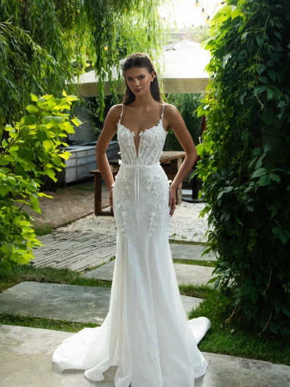 Анжелина 1 Сонеста <p style="text-align: justify;">Свадебное платье облегающего силуэта из нежного кружева с изысканным V‑образным вырезом. Открытая спинка добавляет образу утончённой романтичности и лёгкой чувственности, а кружевные детали подчёркивают изящество и торжественный шарм.</p>
<iframe src="https://www.youtube.com/embed/Dm-SYGNcY_Q" width="auto" height="600" frameborder="0" allowfullscreen="allowfullscreen"></iframe>