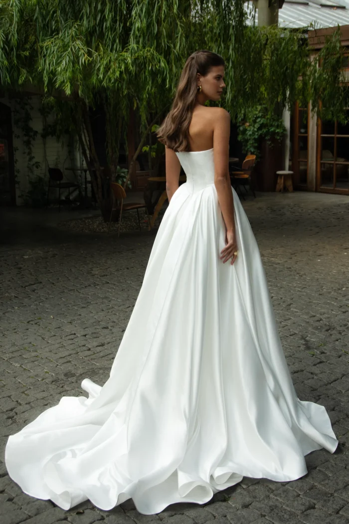 Ассоль 4 Сонеста <p style="text-align: justify;">Роскошное свадебное платье бального силуэта из гладкого атласа с пышной юбкой и длинным шлейфом. Классический крой подчёркивает торжественность образа, а благородный блеск ткани придаёт ему утончённую элегантность и королевский шарм.</p>
<iframe src="https://www.youtube.com/embed/iLDqpntC7v0" width="auto" height="600" frameborder="0" allowfullscreen="allowfullscreen"></iframe>