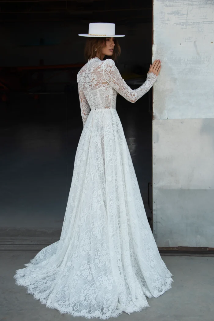 Азур 2 Наталья Романова <p style="text-align: justify;">Элегантное свадебное платье А‑силуэта из утончённого кружева с изящным V‑образным вырезом. Закрытая спинка, украшенная рядом пуговиц, добавляет образу романтичности и утончённого шарма, создавая гармоничное сочетание классики и современности.</p>
<iframe src="https://www.youtube.com/embed/SJW63SuXSLk" width="auto" height="600" frameborder="0" allowfullscreen="allowfullscreen"></iframe>