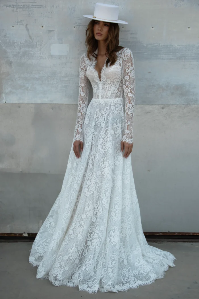 Азур 3 Наталья Романова <p style="text-align: justify;">Элегантное свадебное платье А‑силуэта из утончённого кружева с изящным V‑образным вырезом. Закрытая спинка, украшенная рядом пуговиц, добавляет образу романтичности и утончённого шарма, создавая гармоничное сочетание классики и современности.</p>
<iframe src="https://www.youtube.com/embed/SJW63SuXSLk" width="auto" height="600" frameborder="0" allowfullscreen="allowfullscreen"></iframe>