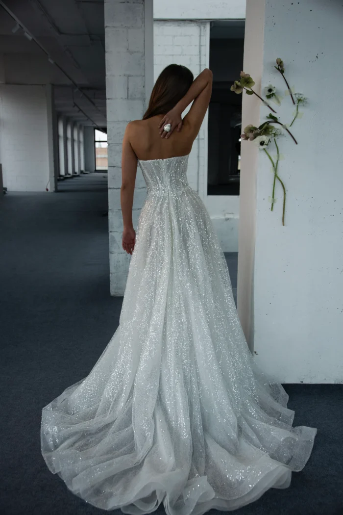 Багира 4 Сонеста <p style="text-align: justify;">Cвадебное платье А‑силуэта из воздушного фатина с мерцающим глиттером. Корсет украшен нитями жемчуга и напылением из кристаллов, создающих утончённое сияние и благородный акцент. Лёгкий силуэт подчёркивает романтичность образа, а сочетание переливающихся деталей придаёт ему торжественный и по‑настоящему сказочный шарм.</p>
<iframe src="https://www.youtube.com/embed/PMjjt_pysm4" width="auto" height="600" frameborder="0" allowfullscreen="allowfullscreen"></iframe>