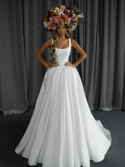 Балени 1 Сонеста <p style="text-align: justify;">Cвадебное платье бального силуэта из благородного микадо с пышной юбкой и открытой спинкой. Эффектный крой подчёркивает торжественность образа, а гладкая фактура ткани придаёт ему утончённую элегантность и королевский шарм.</p>
<iframe src="https://www.youtube.com/embed/D8ihU1Whp1k" width="auto" height="600" frameborder="0" allowfullscreen="allowfullscreen"></iframe>