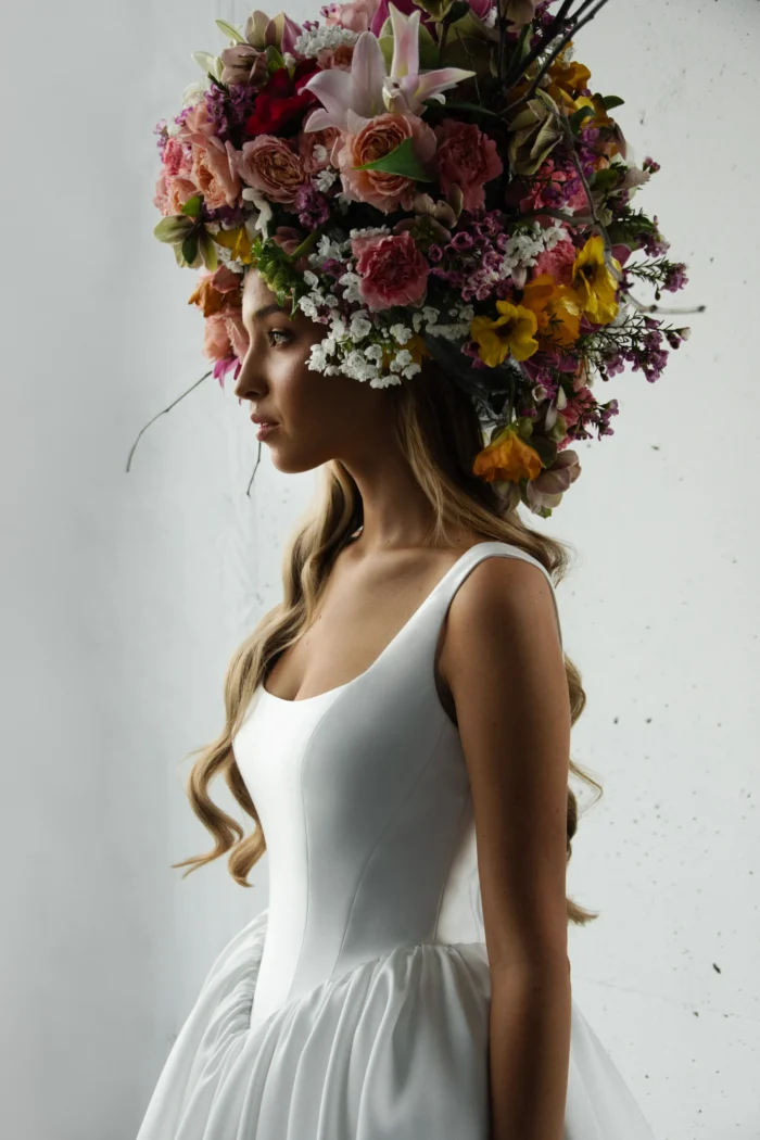 Балени 1 Сонеста <p style="text-align: justify;">Cвадебное платье бального силуэта из благородного микадо с пышной юбкой и открытой спинкой. Эффектный крой подчёркивает торжественность образа, а гладкая фактура ткани придаёт ему утончённую элегантность и королевский шарм.</p>
<iframe src="https://www.youtube.com/embed/D8ihU1Whp1k" width="auto" height="600" frameborder="0" allowfullscreen="allowfullscreen"></iframe>