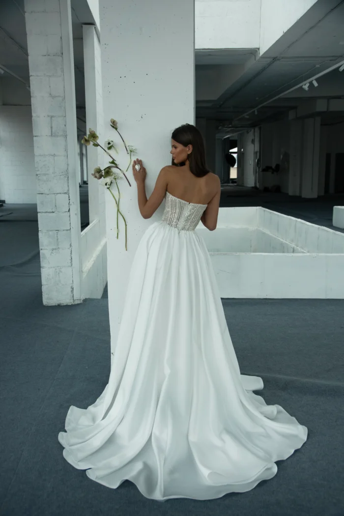 Богема 3 Сонеста <p style="text-align: justify;">Cвадебное платье А‑силуэта из благородного микадо с пышной юбкой. Корсет полностью украшен кристаллами и нитями жемчуга, создающими утончённое сияние и эффектный акцент. Лёгкий силуэт подчёркивает романтичность образа, а сочетание блеска кристаллов и гладкой фактуры ткани придаёт наряду торжественную элегантность.</p>
<iframe src="https://www.youtube.com/embed/TvzEWsRzvHM" width="auto" height="600" frameborder="0" allowfullscreen="allowfullscreen"></iframe>