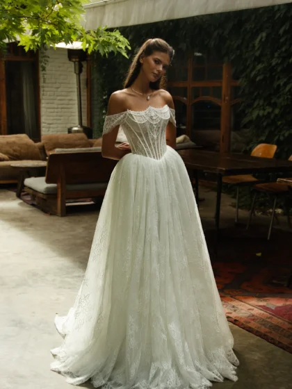 Даутель 1 Сонеста <p style="text-align: justify;">Изысканное свадебное платье А‑силуэта из нежного кружева со спущенными бретелями. Корсет украшен нитями жемчуга, создающими утончённое сияние и благородный акцент. Лёгкий силуэт подчёркивает романтичность образа, а жемчужные детали добавляют ему элегантности и торжественного шарма.</p>
<iframe src="https://www.youtube.com/embed/YjG1RQA6wKc" width="auto" height="600" frameborder="0" allowfullscreen="allowfullscreen"></iframe>