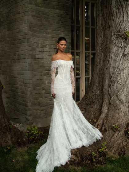 Дега 1 Сонеста <p style="text-align: justify;">Cвадебное платье облегающего силуэта из нежного кружева с длинными рукавами. Полупрозрачная юбка добавляет образу лёгкости и романтичной утончённости, создавая гармоничное сочетание классики и современной изысканности.</p>
<iframe src="https://www.youtube.com/embed/Ah3C_Wyi2L4" width="auto" height="600" frameborder="0" allowfullscreen="allowfullscreen"></iframe>