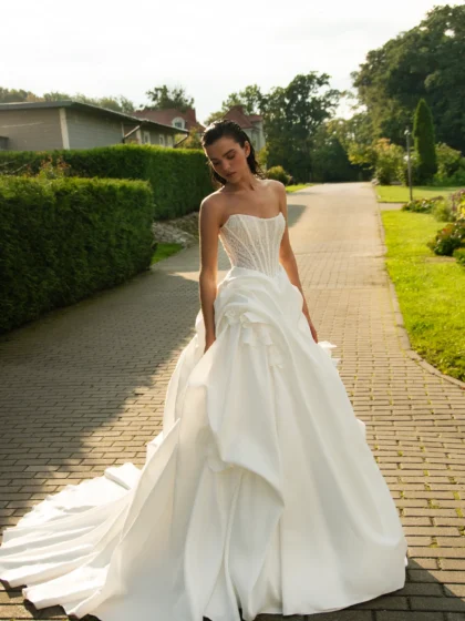 Джанни 1 Наталья Романова <p style="text-align: justify;">Роскошное свадебное платье бального силуэта с эффектными драпировками на юбке и длинным шлейфом. Изысканное кружево в сочетании с благородной тафтой создаёт величественный образ, наполненный элегантностью и романтичным шармом.</p>
<iframe src="https://www.youtube.com/embed/cP4DkhCzDbY" width="auto" height="600" frameborder="0" allowfullscreen="allowfullscreen"></iframe>