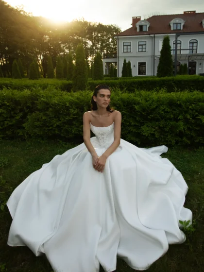 Джоконда 1 Наталья Романова <p style="text-align: justify;">Элегантное свадебное платье А‑силуэта из гладкого атласа со съёмными рукавами. Корсет украшен изысканной вышивкой, подчёркивающей утончённость образа. Универсальная модель позволяет легко менять стиль, сочетая классику и современную элегантность.</p>
<iframe src="https://www.youtube.com/embed/YHFaNZ_Ukzo" width="auto" height="600" frameborder="0" allowfullscreen="allowfullscreen"></iframe>