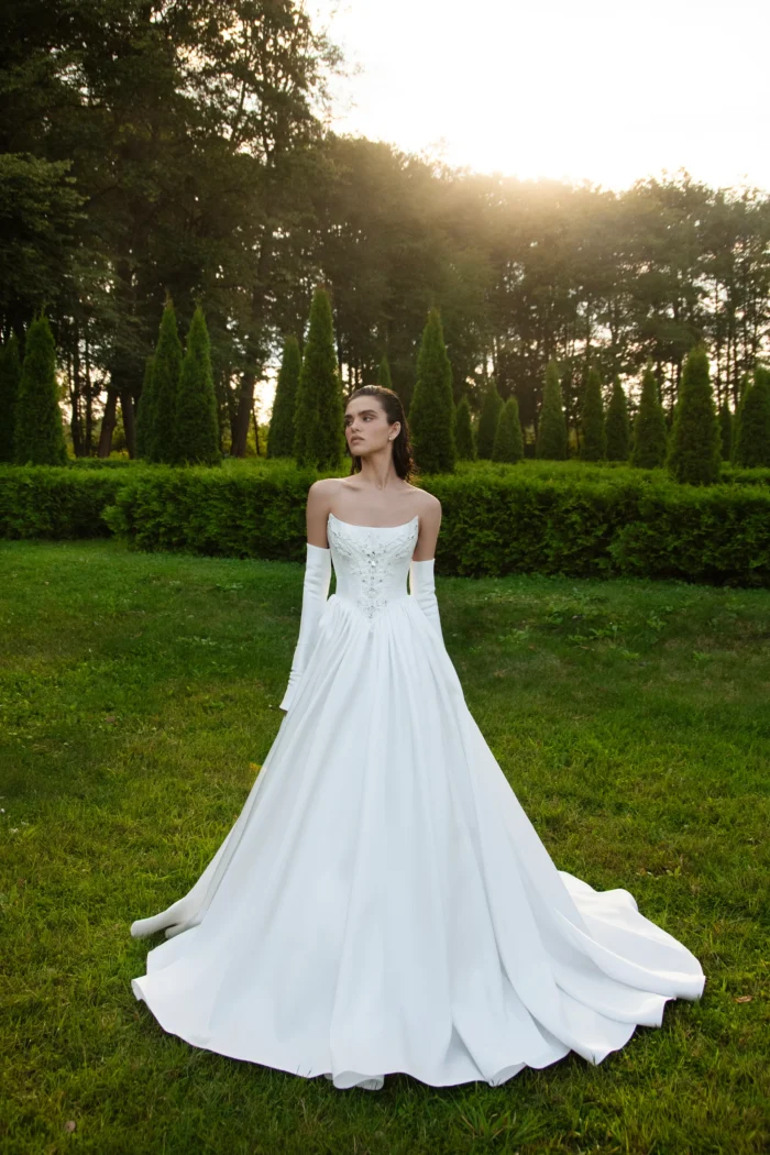 Джоконда 1 Наталья Романова <p style="text-align: justify;">Элегантное свадебное платье А‑силуэта из гладкого атласа со съёмными рукавами. Корсет украшен изысканной вышивкой, подчёркивающей утончённость образа. Универсальная модель позволяет легко менять стиль, сочетая классику и современную элегантность.</p>
<iframe src="https://www.youtube.com/embed/YHFaNZ_Ukzo" width="auto" height="600" frameborder="0" allowfullscreen="allowfullscreen"></iframe>