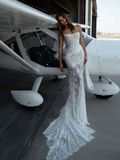 Джоли 1 Наталья Романова <p style="text-align: justify;">Изысканное свадебное платье облегающего силуэта из нежного кружева, состоящее из корсета, юбки и элегантной баски. Лаконичный крой подчёркивает фигуру, а кружевные детали добавляют образу утончённости и романтичного шарма.</p>
<iframe src="https://www.youtube.com/embed/mLu-41LQ160" width="auto" height="600" frameborder="0" allowfullscreen="allowfullscreen"></iframe><iframe src="https://www.youtube.com/embed/25iV2uMKHec" width="auto" height="600" frameborder="0" allowfullscreen="allowfullscreen"></iframe>