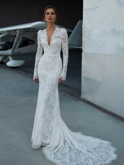 Эрми 1 Наталья Романова <p style="text-align: justify;">Изысканное свадебное платье облегающего силуэта из нежного кружева с элегантным V‑образным вырезом. Длинные рукава придают образу утончённость, а закрытая спинка, украшенная рядом пуговиц, добавляет романтичного шарма и изящной классики.</p>
<iframe src="https://www.youtube.com/embed/8UHXbRZwZg4" width="auto" height="600" frameborder="0" allowfullscreen="allowfullscreen"></iframe>