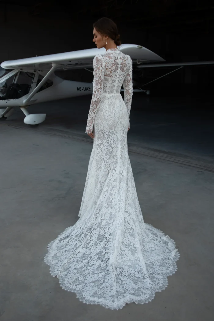 Эрми 2 Наталья Романова <p style="text-align: justify;">Изысканное свадебное платье облегающего силуэта из нежного кружева с элегантным V‑образным вырезом. Длинные рукава придают образу утончённость, а закрытая спинка, украшенная рядом пуговиц, добавляет романтичного шарма и изящной классики.</p>
<iframe src="https://www.youtube.com/embed/8UHXbRZwZg4" width="auto" height="600" frameborder="0" allowfullscreen="allowfullscreen"></iframe>