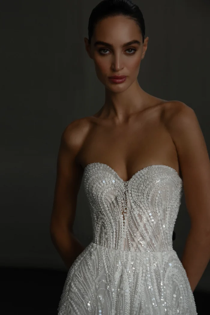 Ивера - Патрисия Кутюр Ивера 1 Патрисия Кутюр <p style="text-align: justify;">Элегантное свадебное платье А‑силуэта из воздушного фатина с изысканным съёмным болеро (предлагается отдельно). Лиф и юбка расшиты жемчугом и пайетками, создающими утончённое сияние и торжественный акцент. Лёгкий силуэт подчёркивает романтичность образа, а декоративные детали придают наряду изысканный шарм и праздничное великолепие.</p>
<iframe src="https://www.youtube.com/embed/PiBxxV2bWDA" width="auto" height="600" frameborder="0" allowfullscreen="allowfullscreen"></iframe>