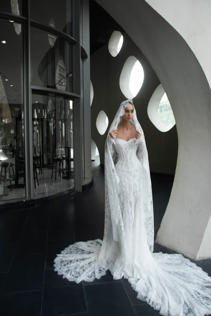 Кэстин 5 Патрисия Кутюр <p style="text-align: justify;">Свадебное платье облегающего силуэта из изысканного кружева со спущенными длинными рукавами. Корсет украшен нитями жемчуга, создающими утончённое сияние и благородный акцент. Лаконичный крой подчёркивает фигуру, а кружевная фактура и жемчужные детали придают образу романтичность и изящный шарм.</p>
<iframe src="https://www.youtube.com/embed/g0haJDq4L18" width="auto" height="600" frameborder="0" allowfullscreen="allowfullscreen"></iframe>