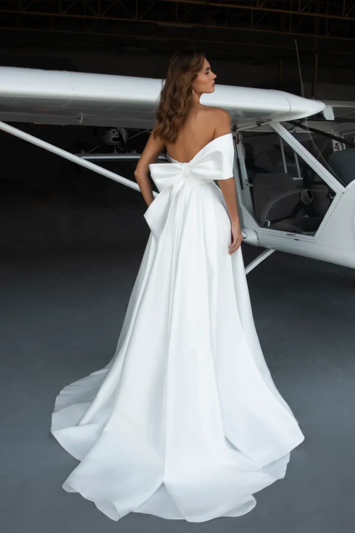 Леони - Наталья Романова Леони 3 Наталья Романова <p style="text-align: justify;">Элегантное свадебное платье А‑силуэта из гладкого атласа с изящными драпировками на корсете. На спинке акцент в виде крупного банта, который добавляет образу романтичности и утончённого шарма, создавая гармоничное сочетание классики и современности.</p>
<iframe src="https://www.youtube.com/embed/2d-qiWwolNE" width="auto" height="600" frameborder="0" allowfullscreen="allowfullscreen"></iframe>