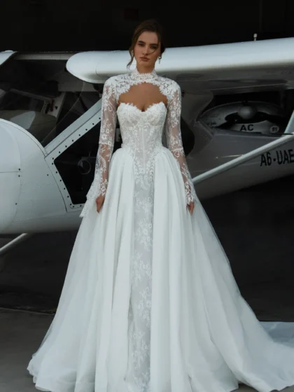 Леонтайн 1 Наталья Романова <p style="text-align: justify;">Роскошное свадебное платье бального силуэта из изысканного кружева со спущенной линией талии и пышной юбкой. Образ дополняет съёмное кружевное болеро, предлагающееся отдельно, которое позволяет легко менять стиль — от торжественной классики до более лёгкого и романтичного варианта.</p>
<iframe src="https://www.youtube.com/embed/KTrS3OmwZGY" width="auto" height="600" frameborder="0" allowfullscreen="allowfullscreen"></iframe>