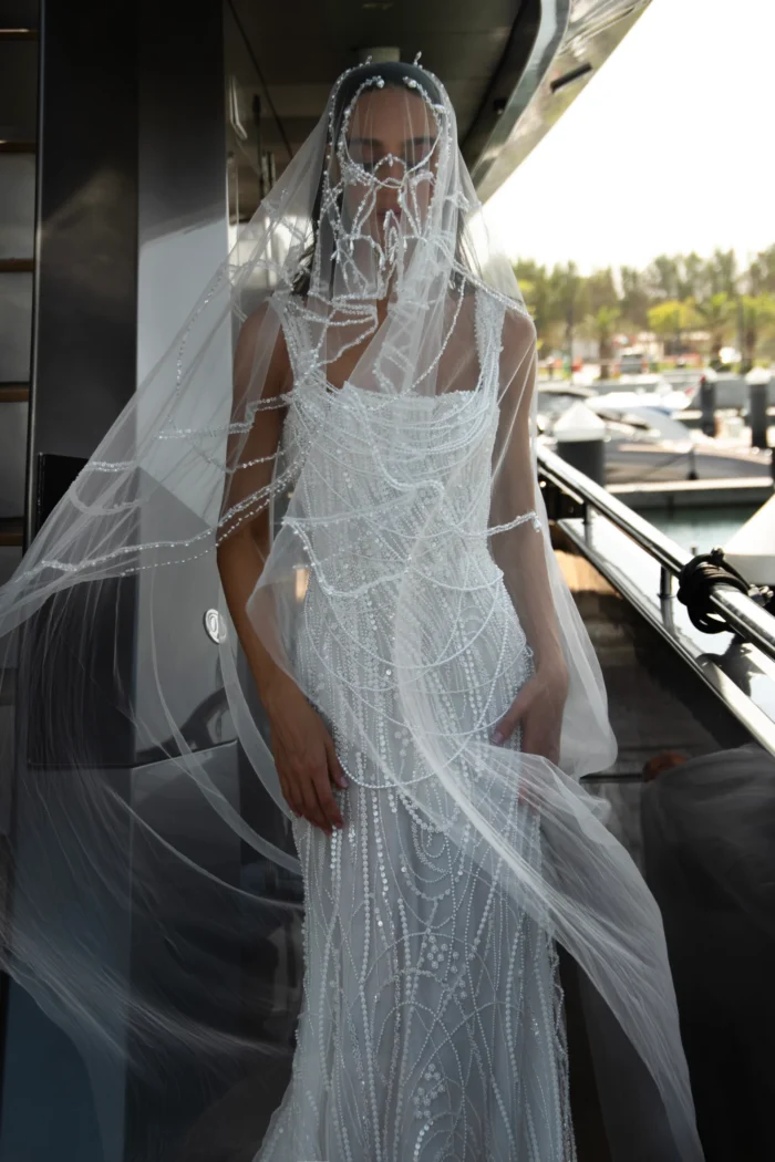 Локси 2 Патрисия Кутюр <p style="text-align: justify;">Свадебное платье облегающего силуэта на тонких бретелях, выполненное из изысканного кружева. Лиф и юбка расшиты жемчугом и пайетками, создающими утончённое сияние и торжественный акцент. Лаконичный крой подчёркивает фигуру, а декоративные детали придают образу романтичность.</p>
<iframe src="https://www.youtube.com/embed/7hk_sN9clMQ" width="auto" height="600" frameborder="0" allowfullscreen="allowfullscreen"></iframe>