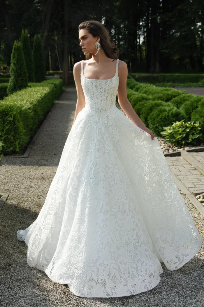 Лоран - Наталья Романова Лоран 1 Наталья Романова <p style="text-align: justify;">Изысканное свадебное платье А‑силуэта из нежного кружева с тонкими бретелями, украшенными жемчужной вышивкой. Лаконичный крой подчёркивает утончённость образа, а жемчуг добавляет изящный акцент и романтичное сияние.</p>
<iframe src="https://www.youtube.com/embed/wD32t-Ak2vA" width="auto" height="600" frameborder="0" allowfullscreen="allowfullscreen"></iframe>