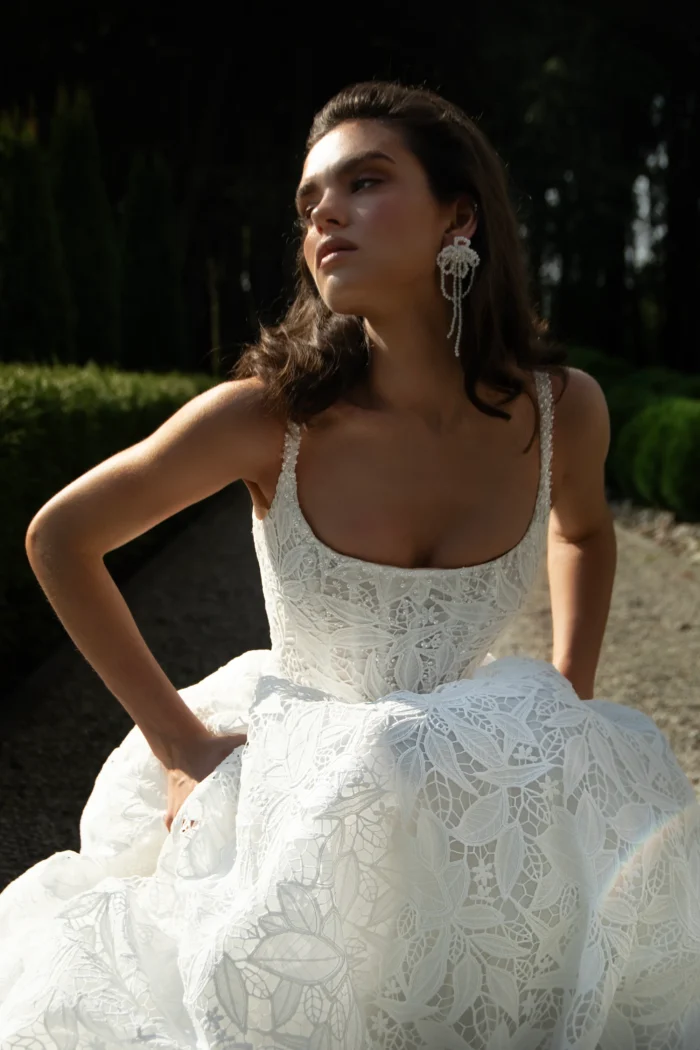 Лоран - Наталья Романова Лоран 2 Наталья Романова <p style="text-align: justify;">Изысканное свадебное платье А‑силуэта из нежного кружева с тонкими бретелями, украшенными жемчужной вышивкой. Лаконичный крой подчёркивает утончённость образа, а жемчуг добавляет изящный акцент и романтичное сияние.</p>
<iframe src="https://www.youtube.com/embed/wD32t-Ak2vA" width="auto" height="600" frameborder="0" allowfullscreen="allowfullscreen"></iframe>