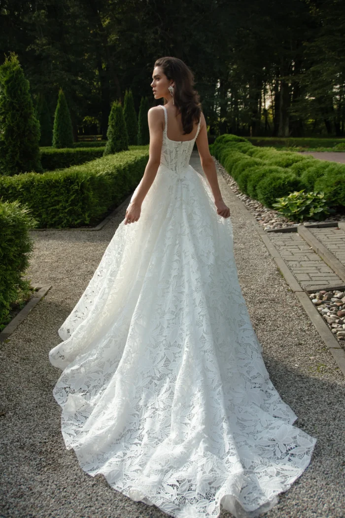 Лоран - Наталья Романова Лоран 3 Наталья Романова <p style="text-align: justify;">Изысканное свадебное платье А‑силуэта из нежного кружева с тонкими бретелями, украшенными жемчужной вышивкой. Лаконичный крой подчёркивает утончённость образа, а жемчуг добавляет изящный акцент и романтичное сияние.</p>
<iframe src="https://www.youtube.com/embed/wD32t-Ak2vA" width="auto" height="600" frameborder="0" allowfullscreen="allowfullscreen"></iframe>