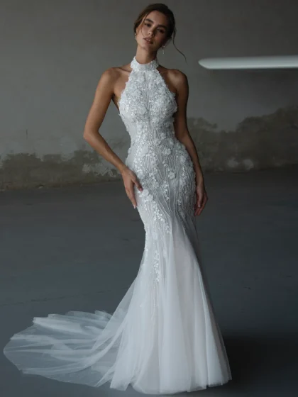 Людвин 1 Наталья Романова <p style="text-align: justify;">Изысканное свадебное платье облегающего силуэта из нежного кружева с элегантной американской проймой. Украшено 3D‑цветами ручной работы, которые добавляют образу объёмность, утончённость и романтичный акцент.</p>
<iframe src="https://www.youtube.com/embed/wENmWJ6wybg" width="auto" height="600" frameborder="0" allowfullscreen="allowfullscreen"></iframe>