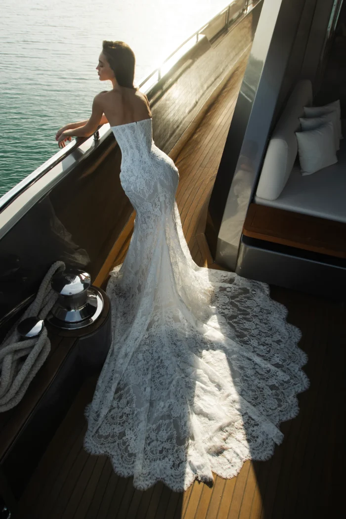 Марсель 2 Патрисия Кутюр <p style="text-align: justify;">Свадебное платье облегающего силуэта из изысканного кружева с полупрозрачной юбкой. Может дополняться съёмным болеро, позволяющим менять стиль образа от классического до лёгкого и романтичного.</p>
<iframe src="https://www.youtube.com/embed/L-l9CQbR35Y" width="auto" height="600" frameborder="0" allowfullscreen="allowfullscreen"></iframe>