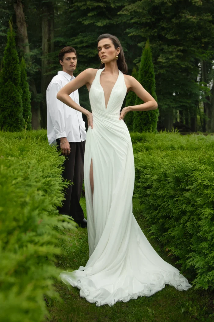 Модильяни 1 Наталья Романова <p style="text-align: justify;">Изысканное свадебное платье прямого силуэта из воздушного шифона с элегантным V‑образным вырезом. Открытая спинка подчёркивает утончённость образа, а летящий шарф добавляет динамику и романтичное очарование.</p>
<iframe src="https://www.youtube.com/embed/aErwwB4vRjQ" width="auto" height="600" frameborder="0" allowfullscreen="allowfullscreen"></iframe>