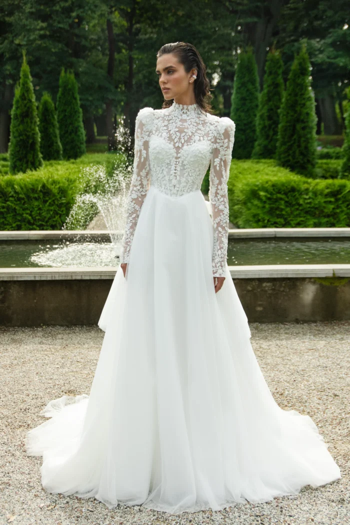 Муар 1 Наталья Романова <p style="text-align: justify;">Элегантное свадебное платье А‑силуэта из фатина и кружева с закрытым корсетом и длинными рукавами. Украшено объёмными 3D‑цветами на линии талии, которые добавляют романтичный акцент и подчёркивают утончённость образа.</p>
<iframe src="https://www.youtube.com/embed/Tvyg5LsUZnw" width="auto" height="600" frameborder="0" allowfullscreen="allowfullscreen"></iframe>