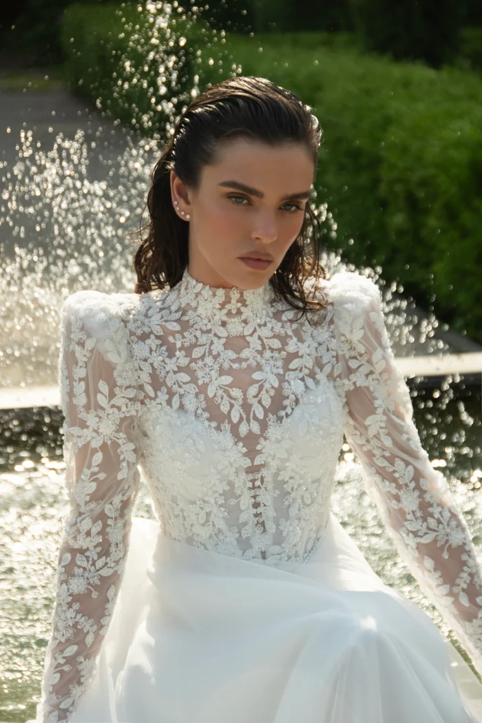 Муар 1 Наталья Романова <p style="text-align: justify;">Элегантное свадебное платье А‑силуэта из фатина и кружева с закрытым корсетом и длинными рукавами. Украшено объёмными 3D‑цветами на линии талии, которые добавляют романтичный акцент и подчёркивают утончённость образа.</p>
<iframe src="https://www.youtube.com/embed/Tvyg5LsUZnw" width="auto" height="600" frameborder="0" allowfullscreen="allowfullscreen"></iframe>